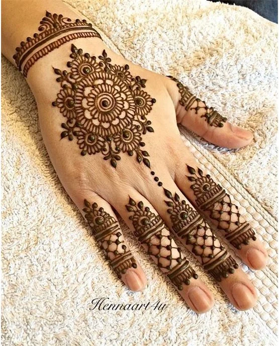 Ruffle And Anklet Detailed Back Hand Mehndi Design Outline